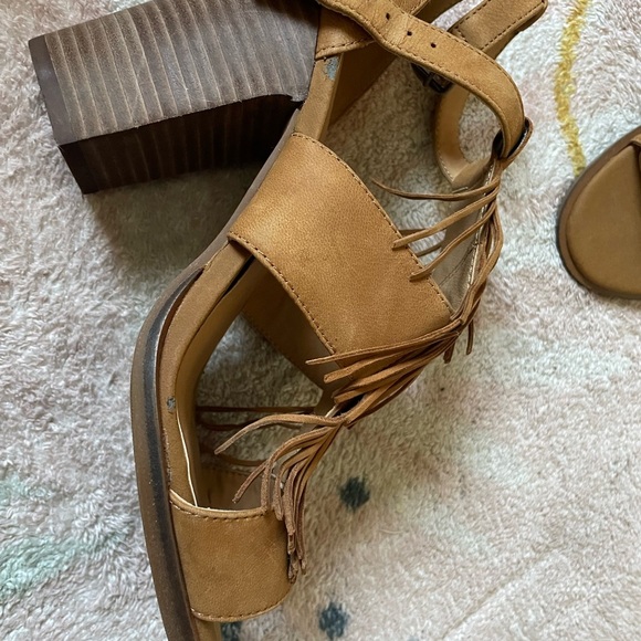 Lucky Brand ‘Leesha’ Women’s Fringe Block Heel Tan Nubuck Leather - Picture 4 of 13